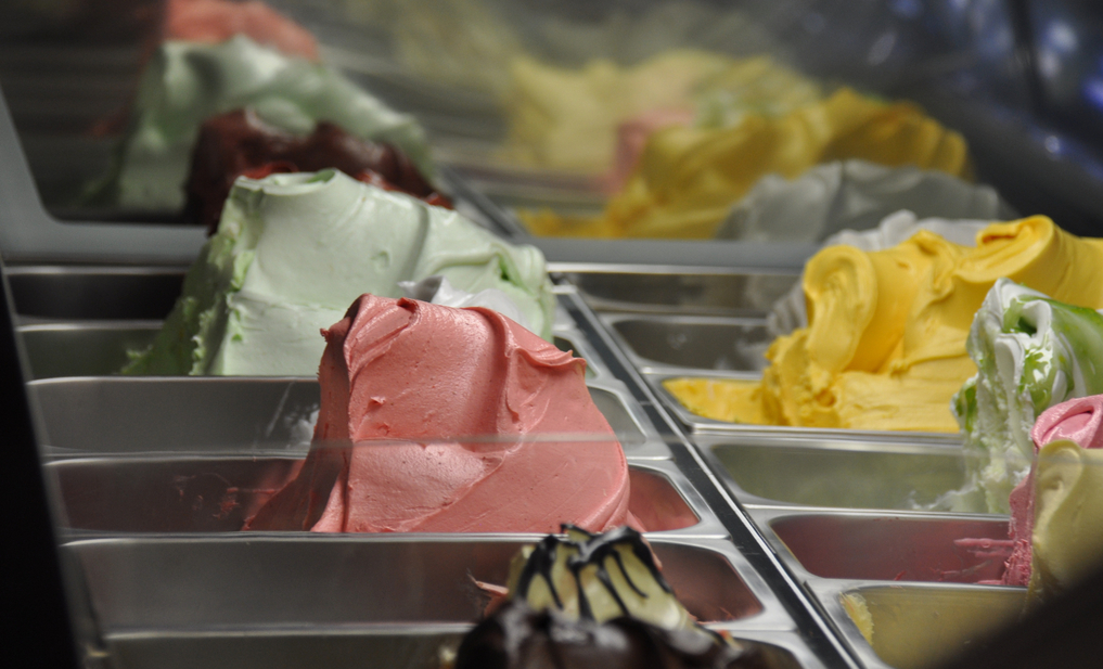 Köstliche Eissorten im italienischen Eissaolon Eiscafe Caorle im Burgenland